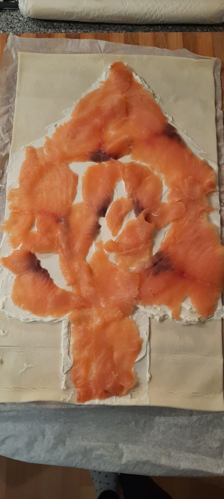 2. geräucherten Lachs verteilen
